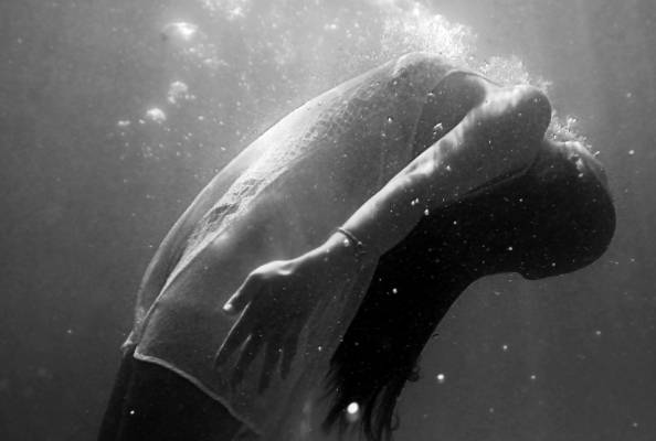 情绪高压的精神孤岛何时能有新出路？